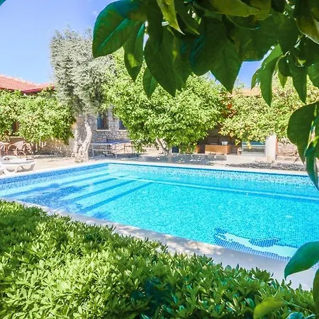 Sleeps 6 Pool Air Con Wifi