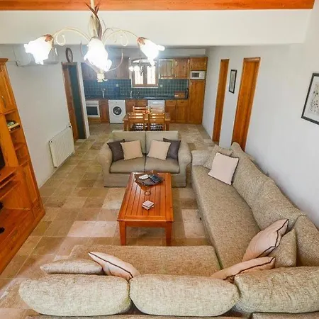 Sleeps 6 Pool Air Con Wifi