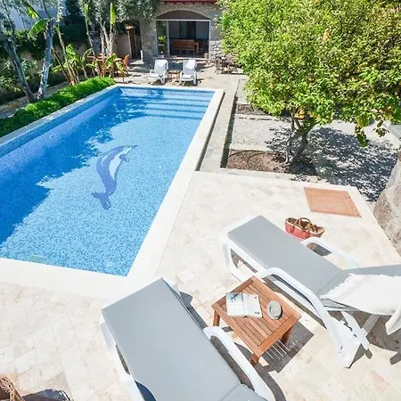 Sleeps 6 Pool Air Con Wifi Bitez