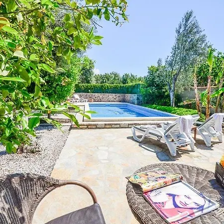 Sleeps 6 Pool Air Con Wifi